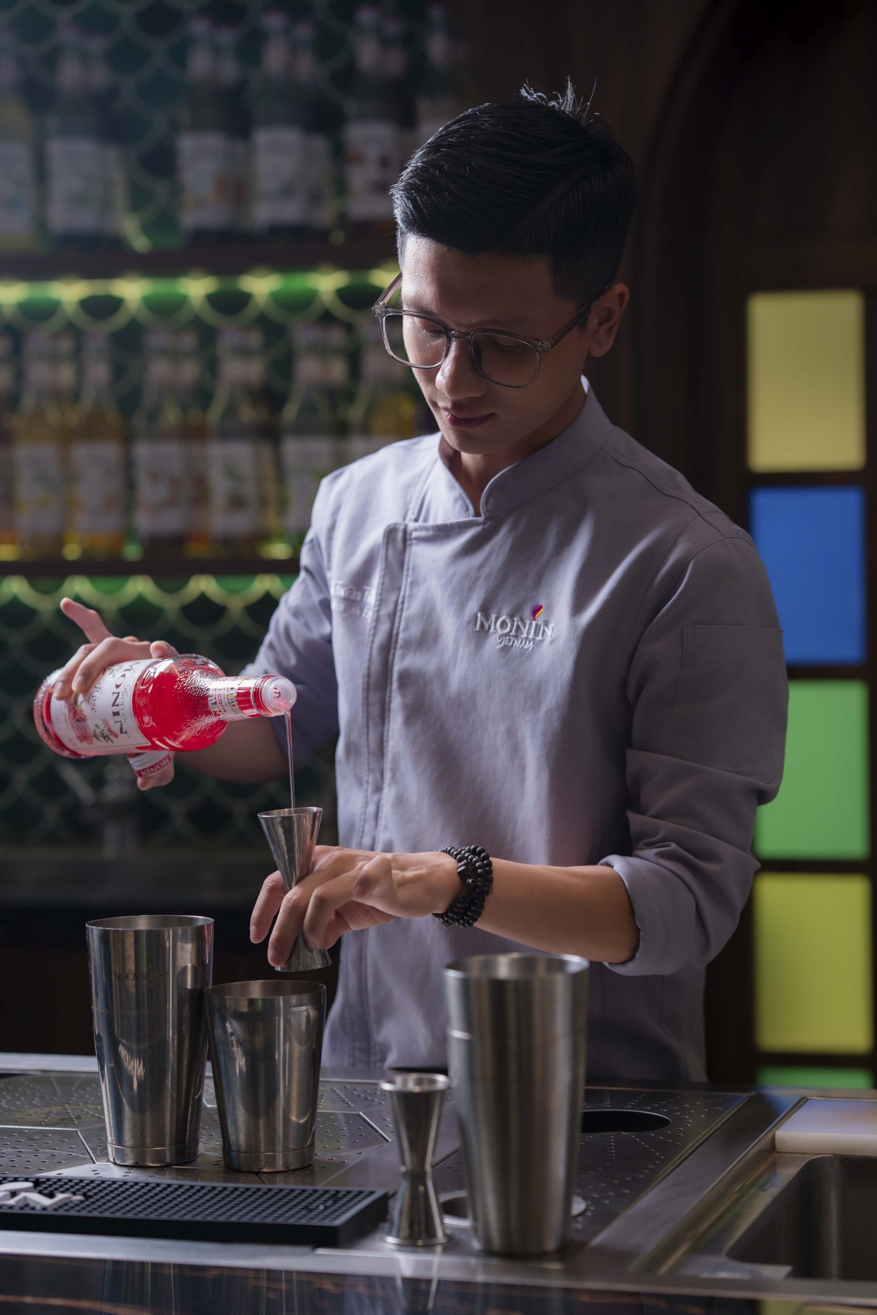 Chuyên gia MONIN Việt Nam định lượng syrup tại quầy bar